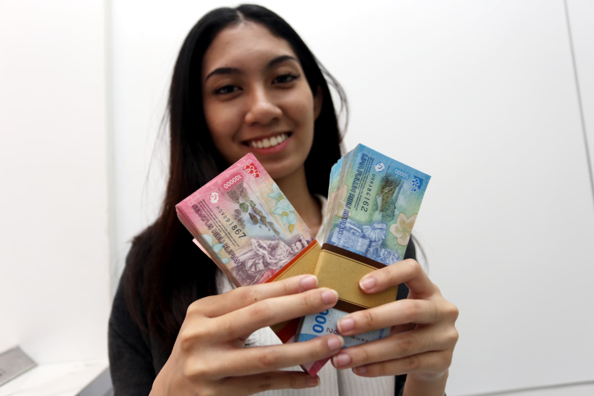 Rupiah Melemah ke Rp18.031 per Dolar AS, Pasar Menanti Keputusan BI