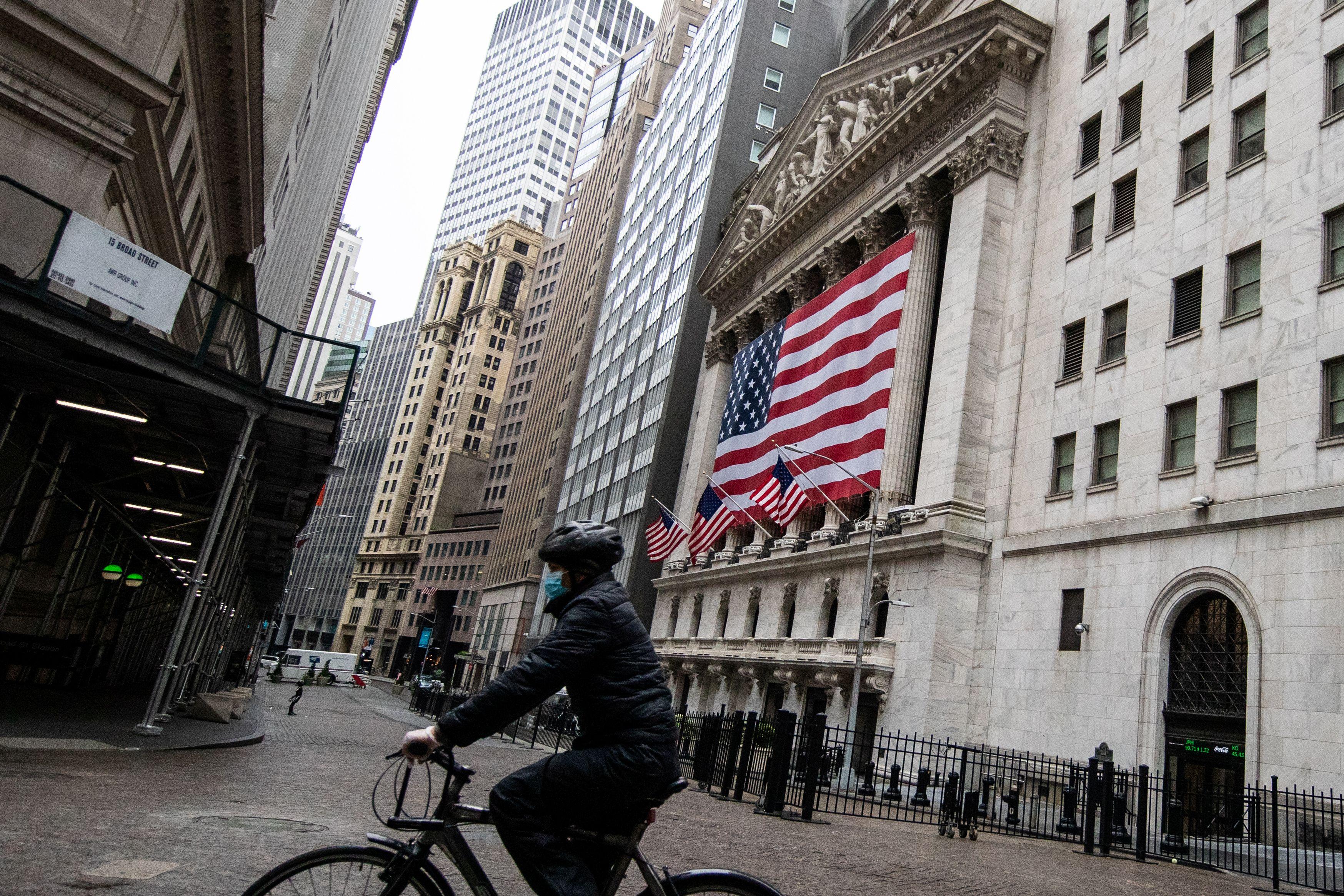 Wall Street Tertekan Berlanjutnya Aksi Jual Saham ‘Big Tech’, Dow Anjlok 370 Poin Lebih