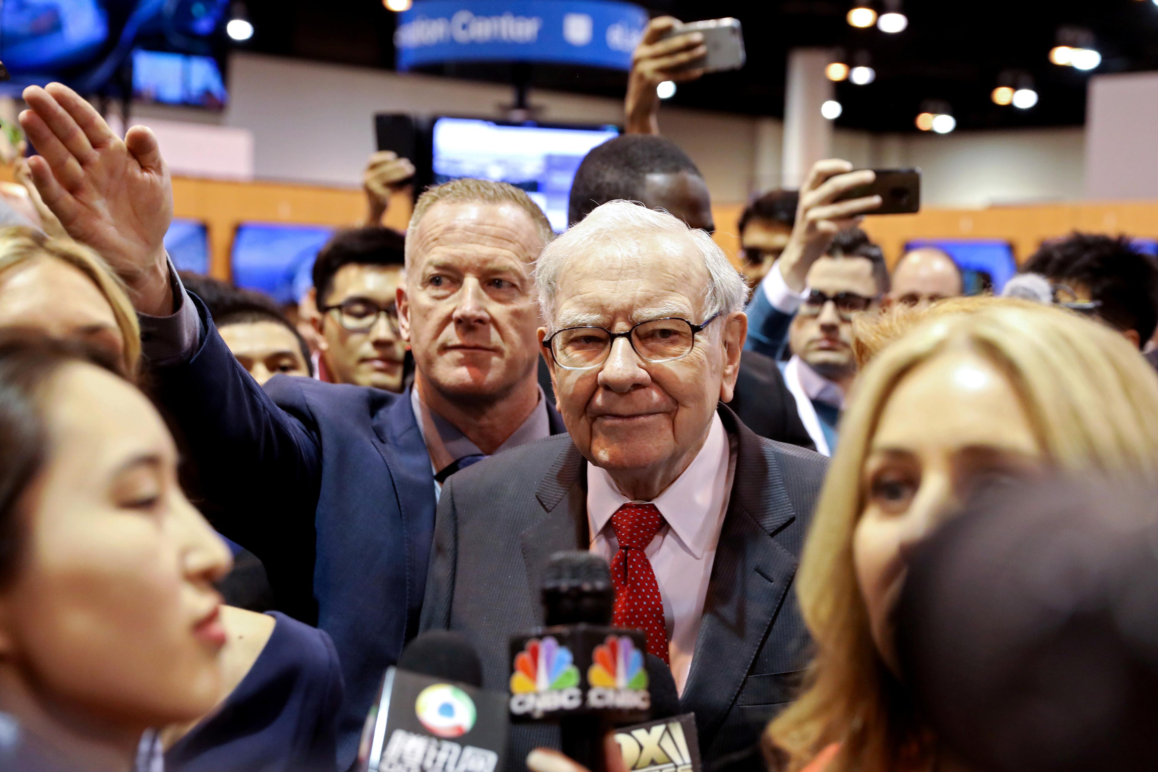Warren Buffett Ungkap Alasan Menjual Saham Apple