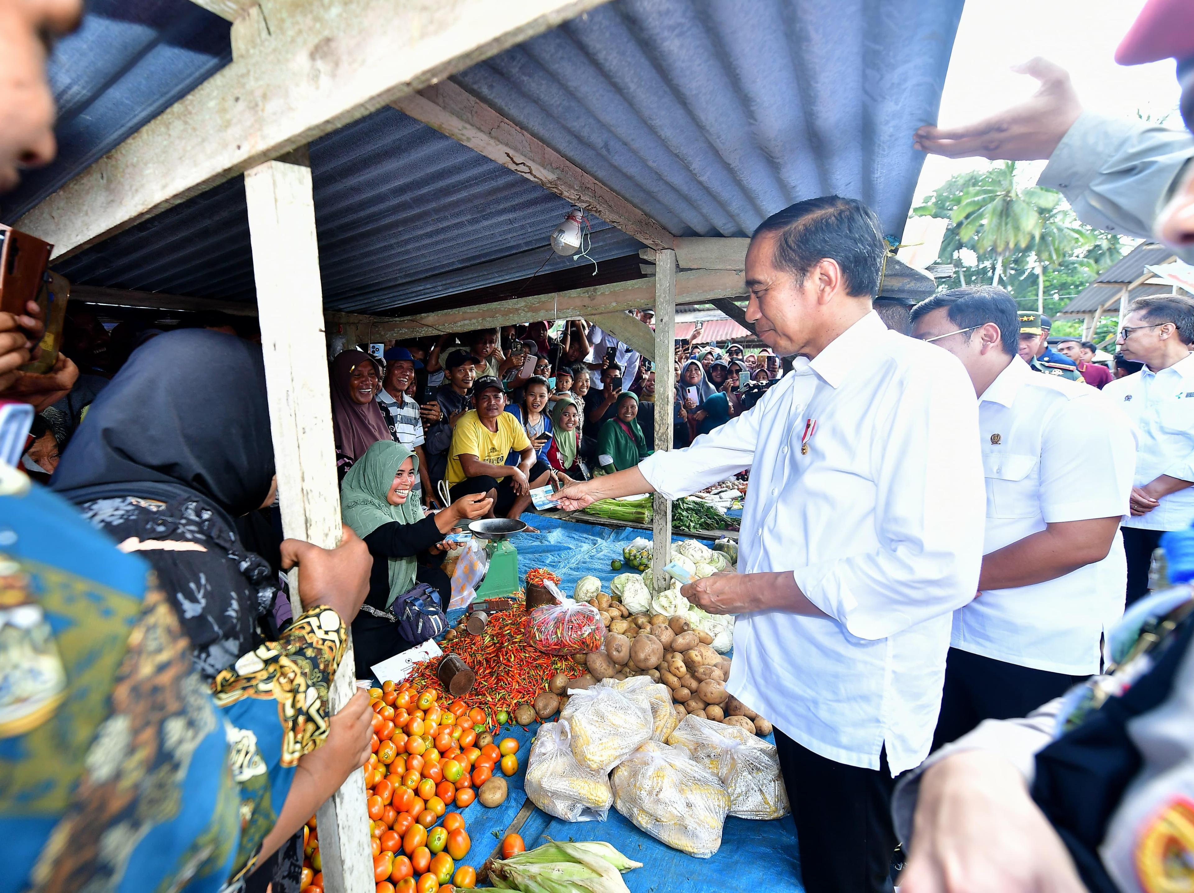Jokowi Cek Harga Bahan Pokok di Pasar Rakyat Kambara Muna Barat 