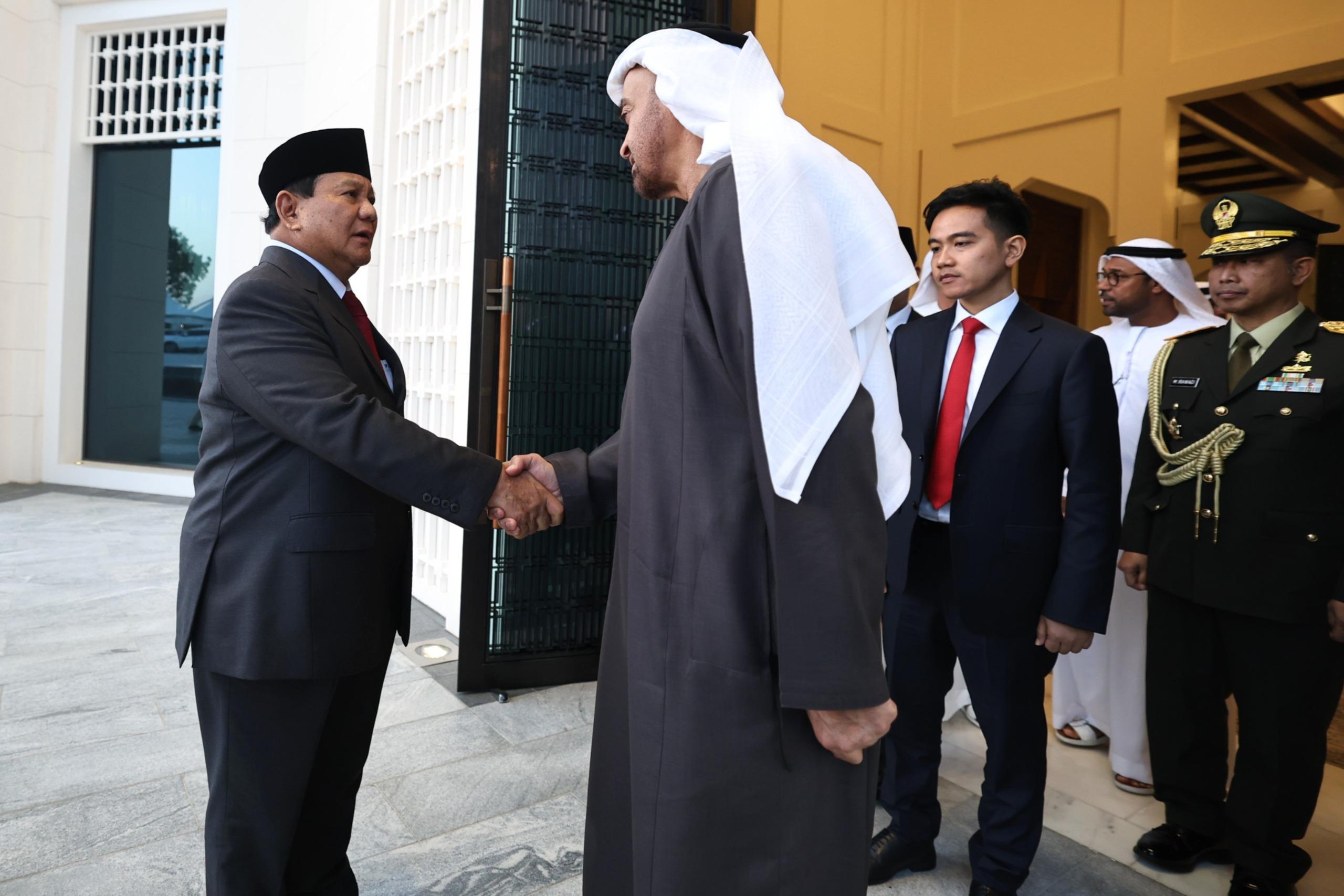 Prabowo Kenalkan Gibran kepada Presiden MBZ: Ini Wakil Presiden Saya 