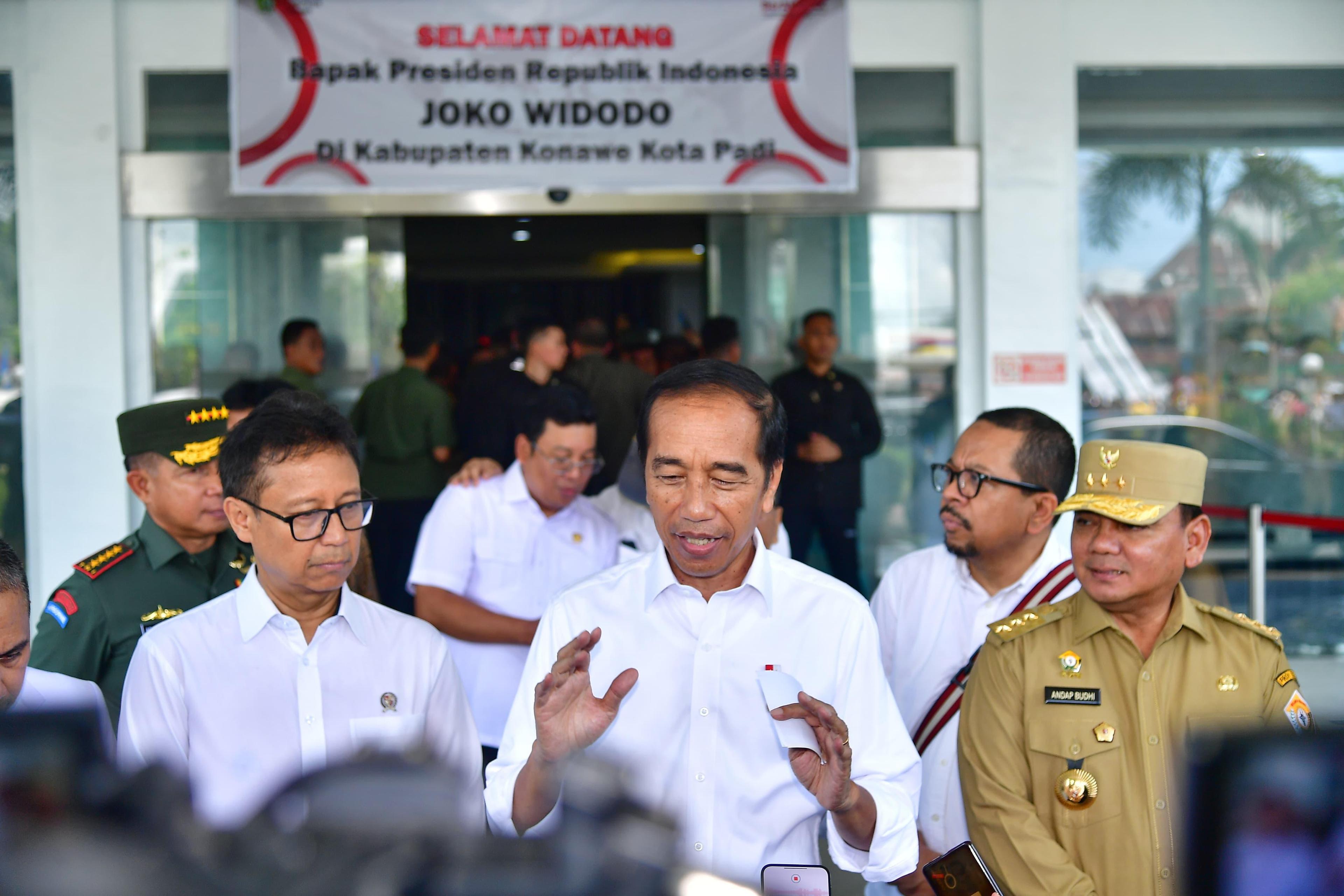 Istana Jelaskan Sosok Pria yang Mendadak Hampiri Jokowi di Konawe