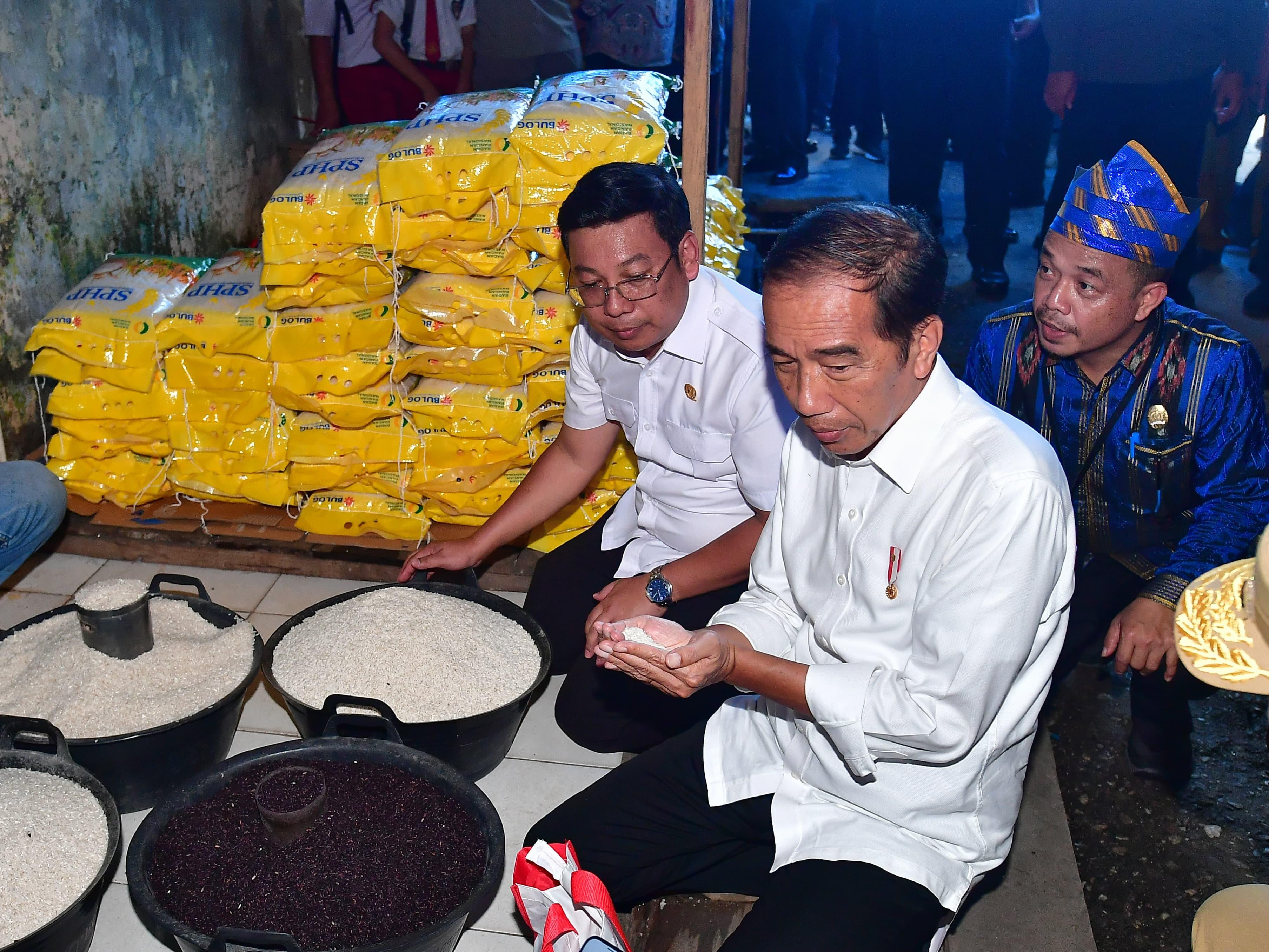 Jokowi Cek Harga Bahan Pokok Jelang Iduladha di Pasar Lacaria Kolaka Utara 