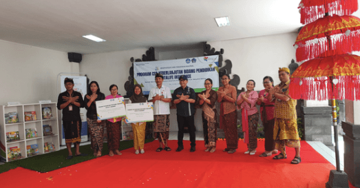 101 Guru di Bali Dapat Jaminan Asuransi PertaLife Insurance dan Bantuan Ratusan Buku Bacaan