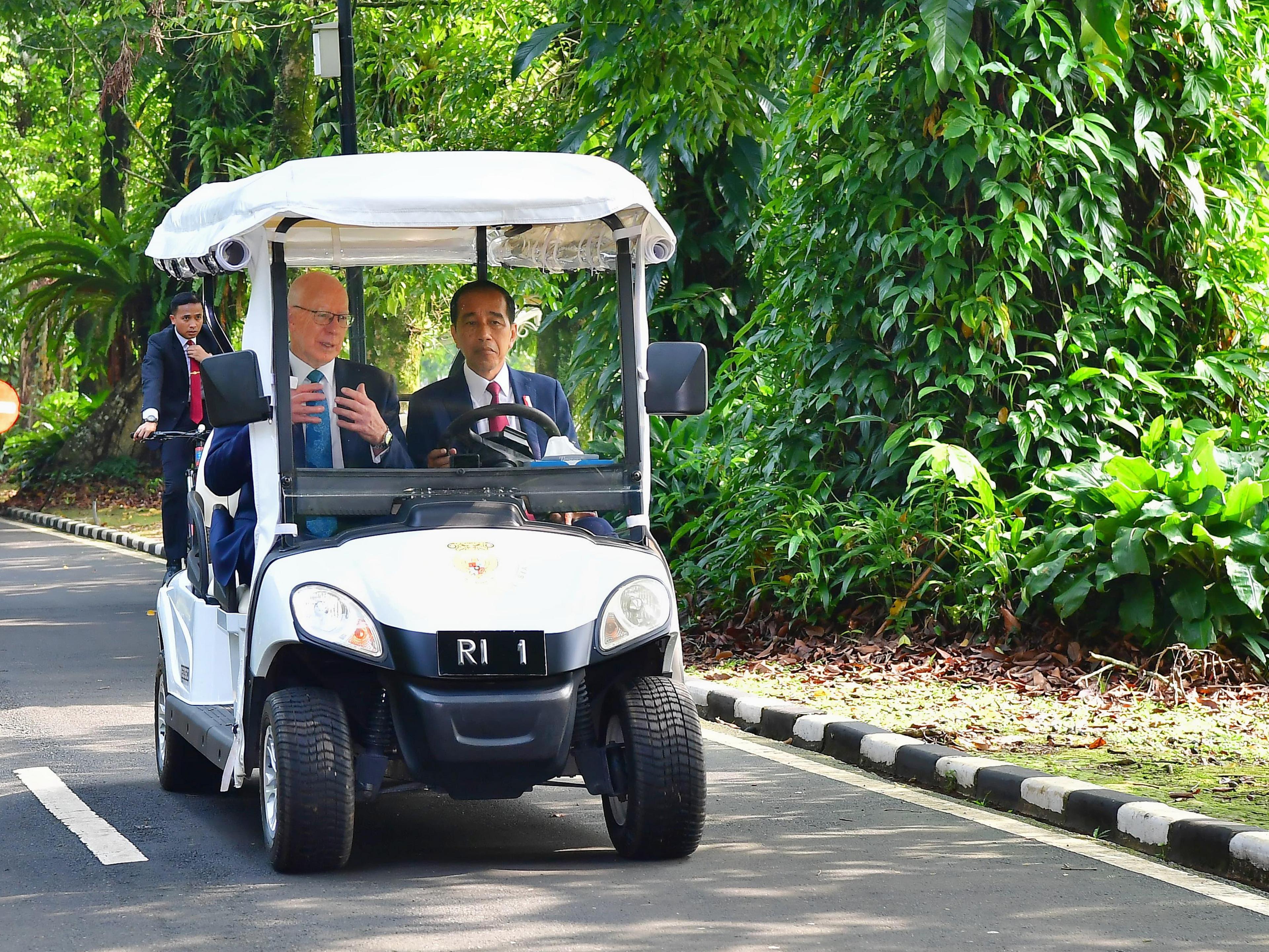 Jokowi Ajak Gubernur Jenderal Australia Keliling Kebun Raya Bogor dengan Mobil Golf  