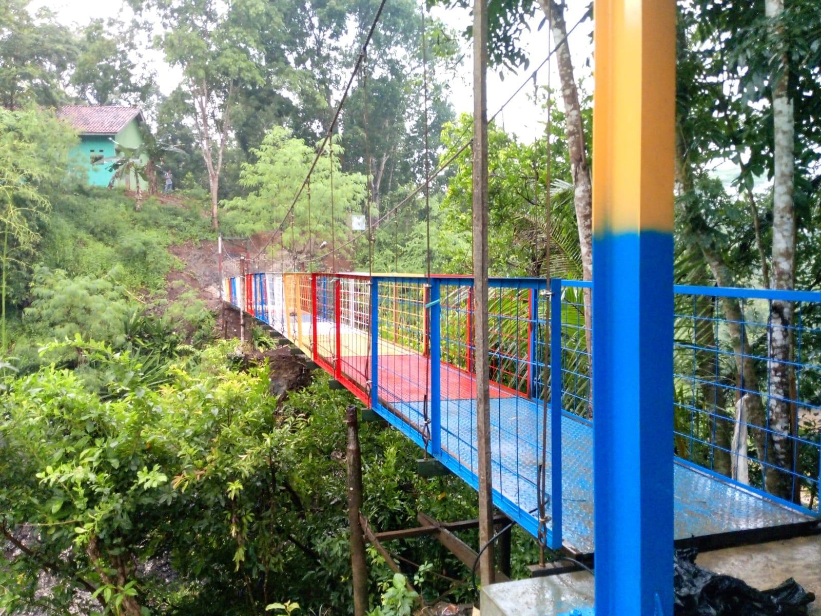 Perluas Akses Kehidupan Desa, Telkom Rekonstruksi Jembatan Gantung di Cimahpar, Sukabumi  