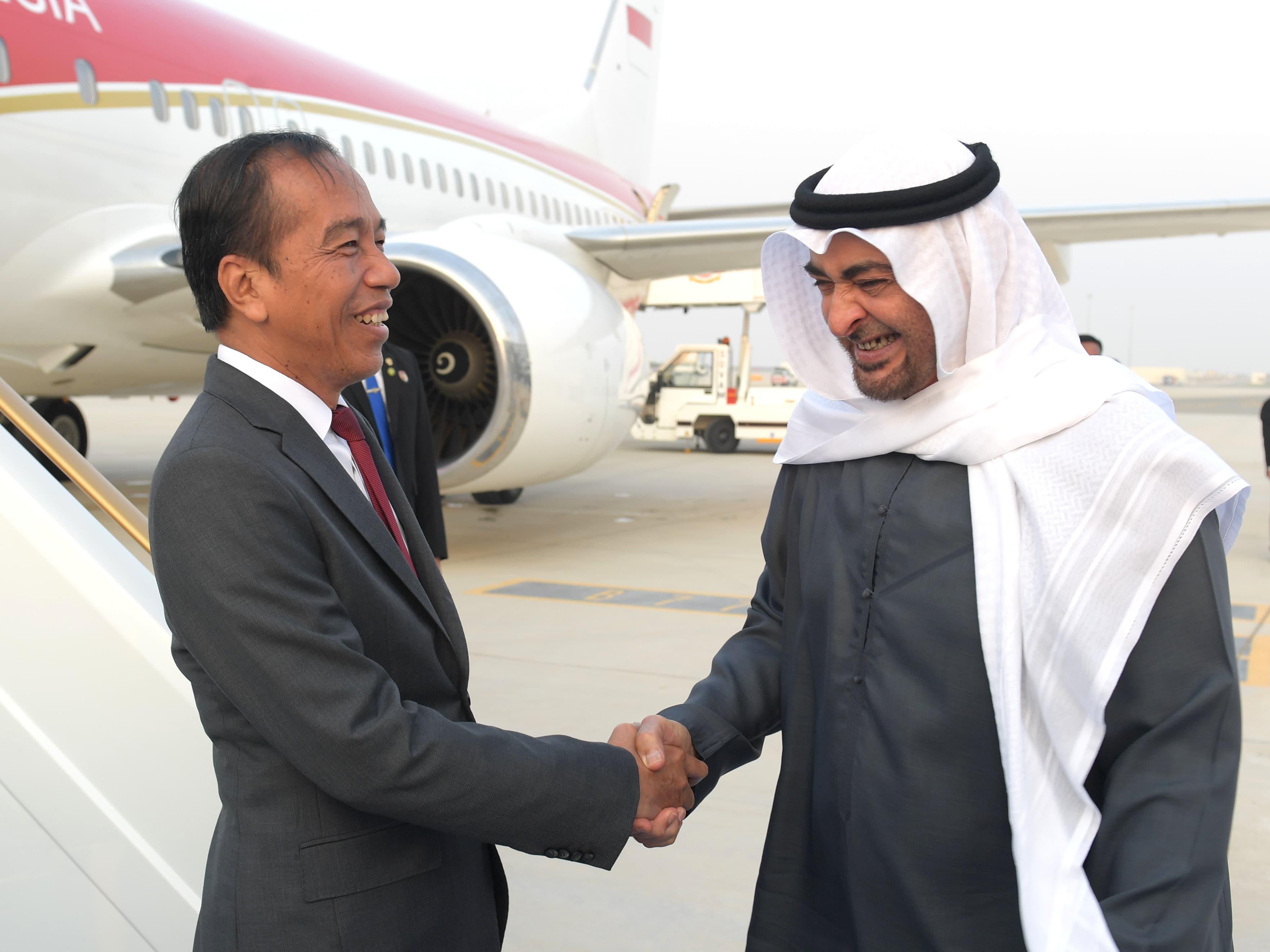 Tiba di Abu Dhabi, Jokowi Disambut MBZ di Bandara Zayed 