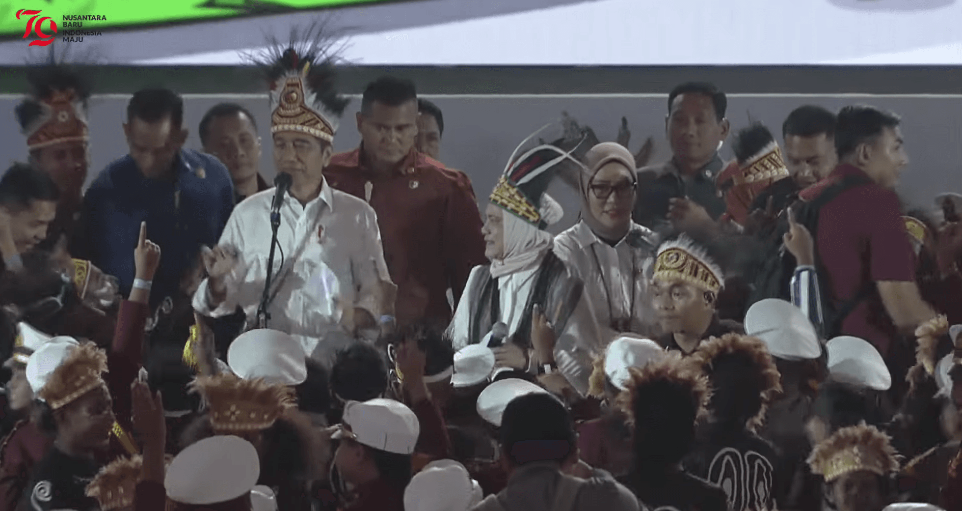 Hadiri Hari Anak Nasional di Papua, Jokowi dan Iriana Bagi-Bagi Hadiah 