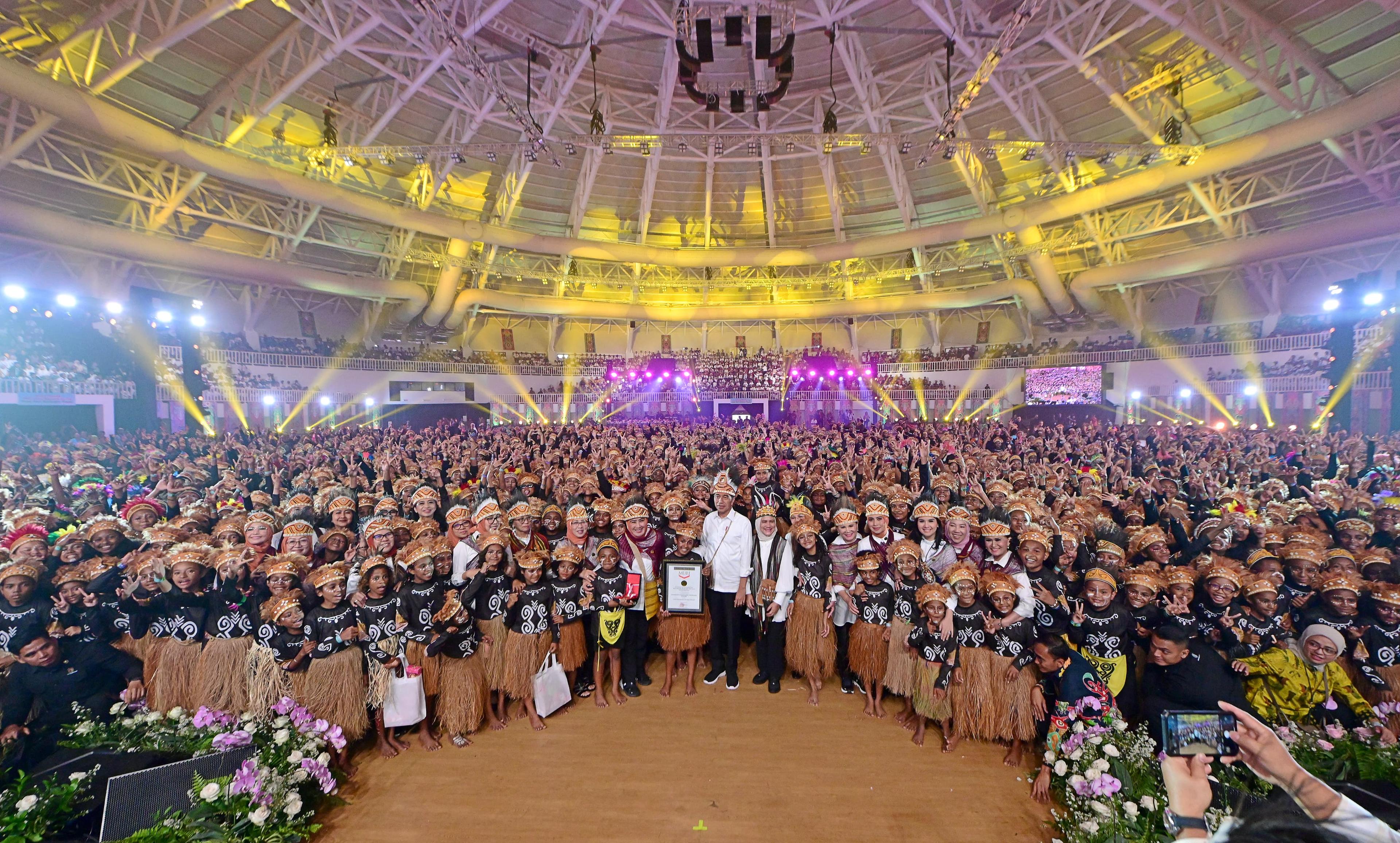 Jokowi dan Iriana Menari Bersama Ribuan Anak Papua di Hari Anak Nasional 