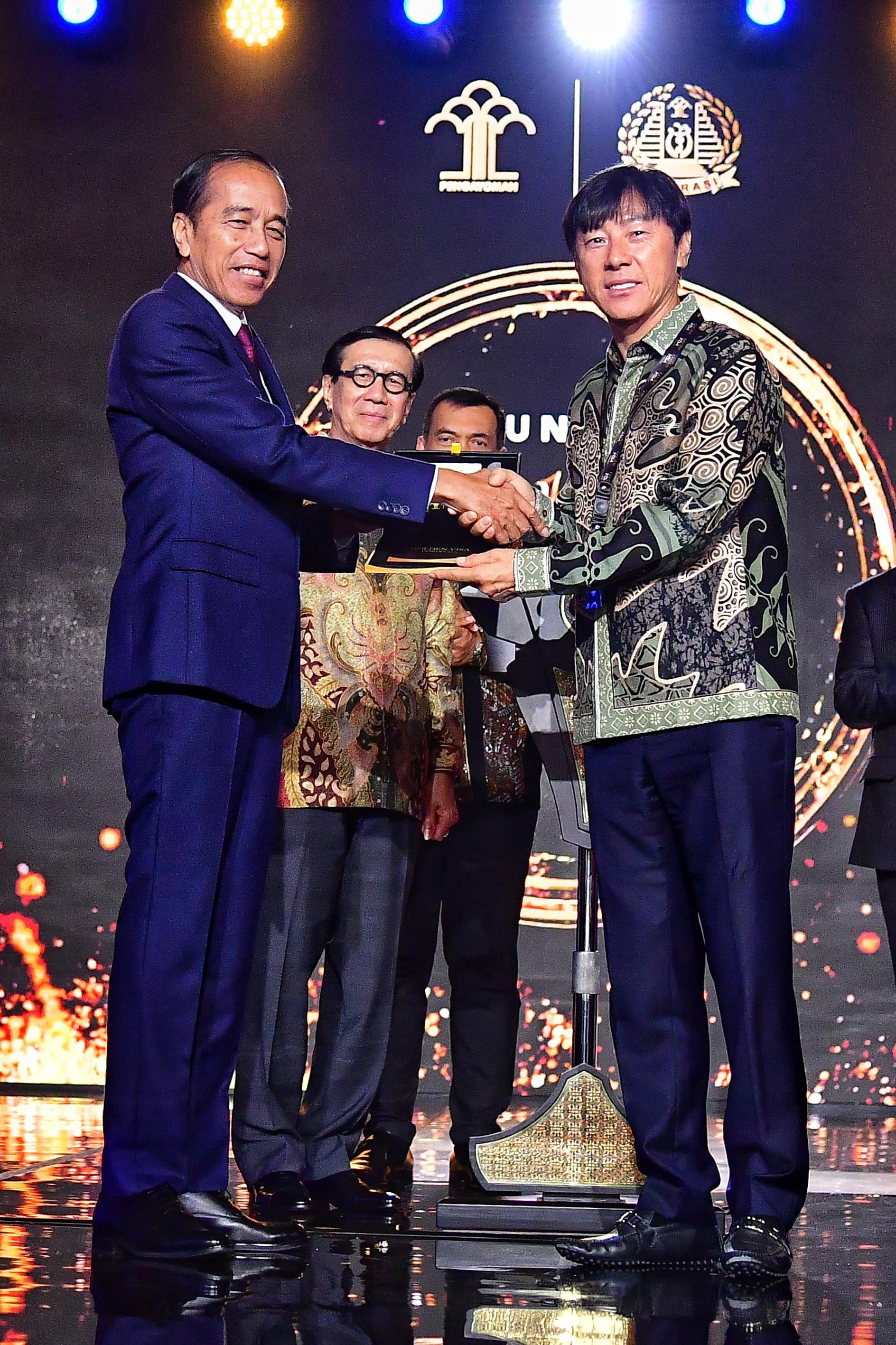 Jokowi Berikan Golden Visa untuk Shin Tae-yong