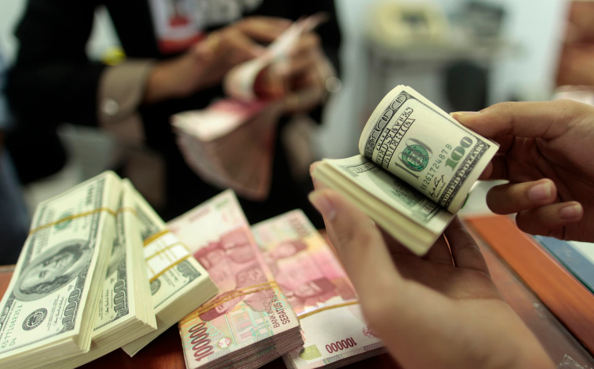 Rupiah Bergerak Melemah di Hadapan Dolar AS